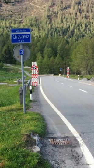 Hier geht's abwärts in Richtung Comer See. Interessant ist, daß hier am Malojapass auf 1815 m Meereshöhe die Strecke von 31 km nach Chiavenna (333 m Höhe) fast genauso stark abfällt, wie die Laufstrecke des Inns über ca. 520 km bis Passau (315 m Höhe).