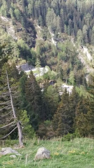 In der Bildmitte sieht man etwas weiter unten, wie sich die Serpentinen hochschlängeln.