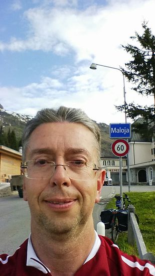 Bitte lächeln ! 
Lt. Foto-Datum/Zeit ist es 8:54 Uhr, ich befinde mich am Maloja-Pass auf 1815 m Höhe, meinem offiziellen Startpunkt des Innradwegs bis zur Mündung in die Donau in Passau.
Auf geht's !