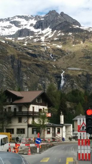 Links mein Quartier, das Sporthotel Maloja und leicht rechts von der Bildmitte, das Gewässer, das zuletzt als kleiner Wasserfall nach unten stürzt, kann ja nur der En sein, wie der Inn hier in der Gegend auf rhätoromanisch genannt wird. Die Quelle liegt auf 2484 m Höhe.