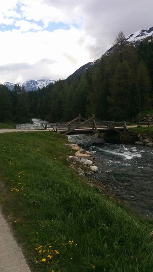 Eine der typischen Holzbrücken über den Inn kurz vor St. Moritz