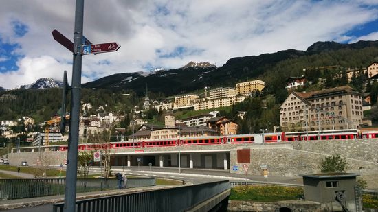 ... und etwa auf Höhe des Bahnhofs mit meinem Radwegweiser Nr. 65 in Richtung Celerina und La Punt