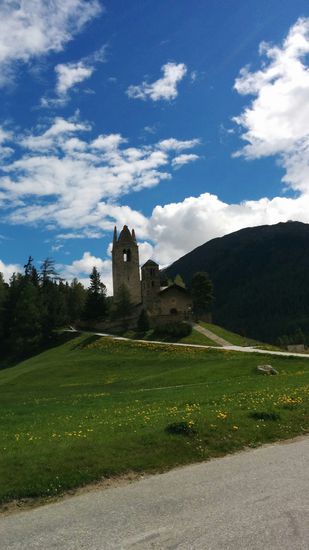 Das evangelisch-reformierte Gotteshaus San Gian östlich von Celerina, das Wahrzeichen der ganzen Region.
