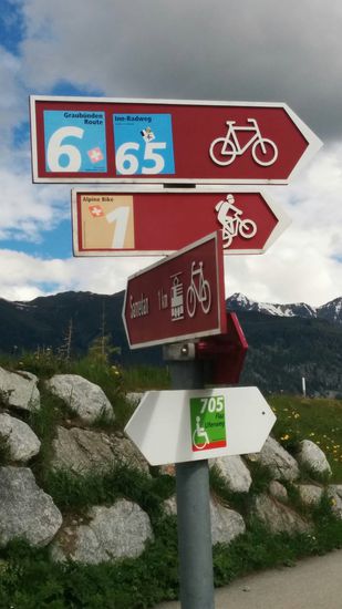 Rad-Schilderwald wenige Fahrminuten nach der Kirche San Gian