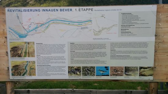 Rückbau der Inn-Begradigung. Den Vergleich sieht man auf den linken übereinander angeordneten Fotos auf der großen hölzernen Infotafel.
