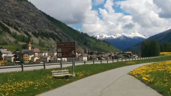 Die Ortschaft S-Chanf. Links von meinem Radweg verläuft die Umgehungsstraße in Richtung Zernez.