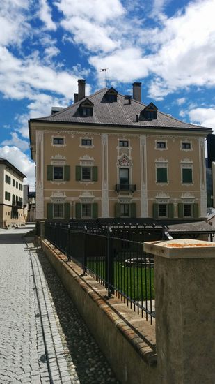 Schmucker Baustil in der Ortschaft S-Chanf. Grundsätzlich muß man sagen, daß die Ortschaften an meiner Strecke entlang recht fein herausgeputzt sind.