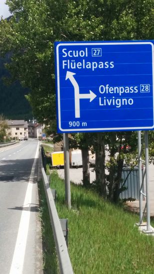 Kurz vor dem Ortseingang von Zernez an der Inn-Brücke ein Hinweis-Schild zur Orientierung.