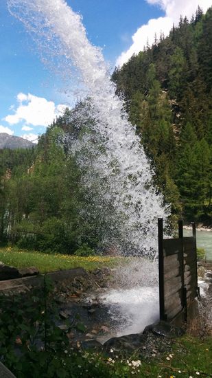 Wenige km nach Zernez (rechts der Inn) ein kleines Bilderrätsel:
Ein Wasserfall?