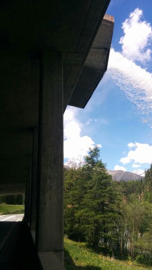 Lösung: Schmelzwasser wird über eine Straßenschutz-Galerie zum Inn geleitet.
Während dieser Foto-Aktionen verlor ich dann den Anschluß zu meinen drei Kärtnern und ich muß betonen, daß diese schon ab Zernez auch auf leichten Gegenanstiegen trotz ihres Rentenalters und der eigentlich auf Straße nicht so gut laufenden MTBs ein derart heftiges Tempo vorlegten, daß ich mich mit meinen relativ jugendlichen 52 Lenzen eigentlich im Rentenalter wähnte.
Da muß ich an dieser Stelle Kärntens Edel-Trio nochmals höchsten Respekt zollen - besonders wenn ich daran denke, daß der eine Hans noch nicht allzulange ein neues Hüftgelenk sein Eigen nennt, was man ihm beim Gehen schon deutlich angemerkt hat. Aber seine Aussage war:
Beim Radeln geht's ganz gut !
Dies konnte ich auch live feststellen. Nochmals APPLAUS !!!