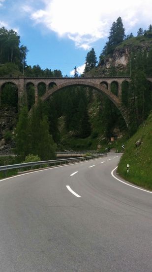 Kurz vor der Ortschaft Giarsun der Blick zurück auf ein Bahn-Viadukt.