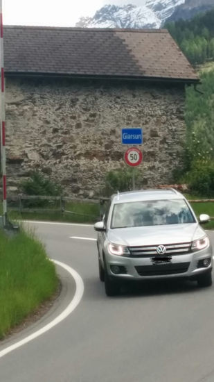 Nicht weit hinter dieser Linkskurve in der Ortschaft Giarsun, kam es dann, wie es sollte oder wollte: meine drei Kärntner außer Sichtweite, es ist kurz nach 14 Uhr und da erscheint nach links der Abzweig hoch zum bekannten Bergdorf Guarda. Wollte ich diesen Anstieg nicht meiden, noch dazu bei recht warmen Temperaturen. Irgendwie zog es mich wie automatisch nach links in den Abzweig zum geschlängelten Anstieg von Giarsun (gut 1400 m Höhe) nach Guarda (1653 m Höhe). Ich gebe aber gerne zu, daß ich gefühlt nur etwa die erste Hälfte durchgetreten bin, anschließend 3-4 mal zum abgesetzten Schubbetrieb übergewechselt bin. Nur kein falscher Ehrgeiz ! Bin ja nur geübter Fernradler und schon gar nicht ein trainierter Bergradler, wie ich im letzten Reise-Bericht der Frühjahrstour durch Eifel und Rheinhessen schon angemerkt hatte.