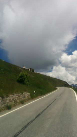 Sehnsüchtiger Blick nach vorne bzw. hinauf nach Guarda mit dem Kirchturm. Bis dahin waren es aber noch einige Kehren.