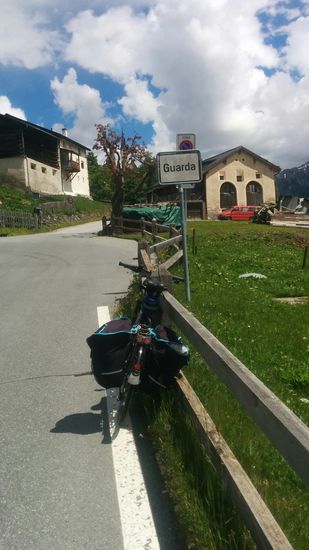 Dann endlich der Ortseingang von Guarda (1653 m Höhe). Guter Tipp: In Guarda gibt es auch Quartiere zu buchen. Man wird bestimmt mit einer herrlichen Ruhe und Abgeschiedenheit belohnt - weg vom sonstigen Trubel !