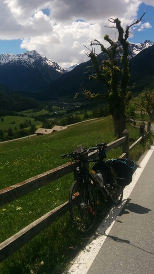 An gleicher Stelle der Blick zurück. Von der Tallage unter dem Berg im Hintergrund bin ich angerollt gekommen. Aber trotz der warmen Temperaturen zum Zeitpunkt des Hochtretens hat es sich gelohnt, da die Anstrengung mit einem tollen Ausblick belohnt wurde.