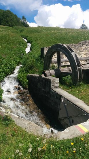 Nach Guarda geht es angenehm abschüssig runter nach Ardez (1467 m Höhe), wobei vorher beim noch etwas höher als Guarda gelegenen Bos-Cha (1664 m Höhe) dieses stillgelegte Wasserrad erscheint.