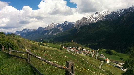 Bei der Abfahrt von Guarda hat man einen schönen Ausblick auf Ardez mit der Ruine der Burg Steinsberg auf dem Hügel in der Bildmitte.
Traumhaftes Unterengadin mit wieder aufgelockerter Bewölkung in diesem Bereich, was aber oft wechselte und Regen ließ auch nicht mehr allzu lange auf sich warten...