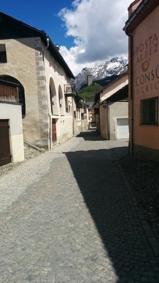 Die Ortschaft Ardez auf 1467 m Höhe mit dem Postamt zur Rechten.
Im Hintergrund auf dem grünen Hügel nochmals die Burgruine Steinsberg.