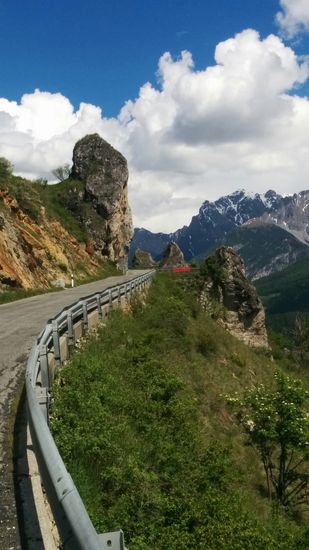 Dann verlief die Straße wieder bergaufwärts in Richtung der Ortschaft Ftan (andere Schreibweise auch F-tan) auf 1648 m Höhe.
Gegenüber dem großen Felsbrocken sticht ein auffällig roter Gegenstand hervor.