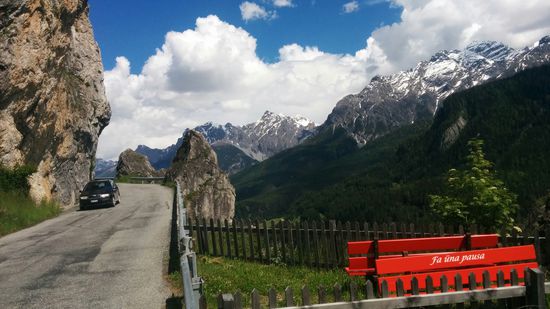 Eine doppelte Bank in zwei Blickrichtungen mit der motivierenden Aufschrift:
"fa üna pausa" (frei übersetzt: für bzw. mach eine Pause.
Gelesen und ins Praktische umgesetzt. Der kulinarische Teil der Pause bestand dabei aus einem abgepackten Stück Kirschstreusel, den ich vor meiner Abreise von zu Hause mitagenommen hatte und bisher ja nur Ballast darstellte.
Kleiner Hinweis: Da es jetzt gerade beim Tippen dieses Berichts weit nach Mitternacht ist (0:40 Uhr am 29.6.2016!) mach ich jetzt nicht nur Pause, sondern beschließe nun einstweilig den redaktionellen Teil, der dann in den nächsten Tagen weitergeführt wird - Gute Nacht !