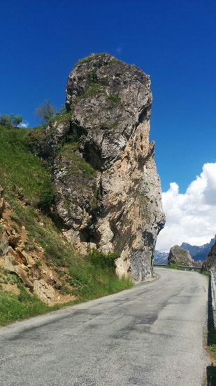 Nochmals der markante Felsblock schräg gegenüber den Rastbänken in Großaufnahme.