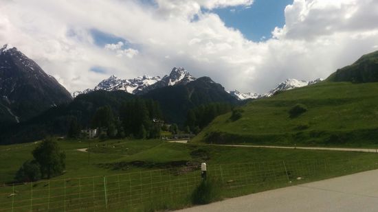 Blick zurück auf der angenehm abschüssigen Verbindungsstraße nach Scuol. Man kann das Rad laufen lassen, muß aber nicht ständig abbremsen, damit man nicht aus der nächsten Kurve fliegt.