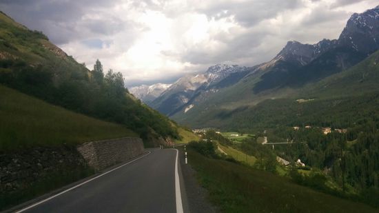 Vom selben Standpunkt etwas weiter nach links in Fahrtrichtung Scuol werden die Wolken links oben recht ungemütlich grau.