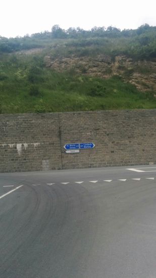 Und kurz nach diesem Rechtsabzweig am Ortsende von Scuol half nur noch das rasche Überziehen von Regenhose sowie -jacke und der Packtaschenhüllen, um nicht vollkommen durchnässt zu werden, wie ein Fernradler in Gegenrichtung, der trotzdem locker lächelnd und grüßend in Schönwettermontur passierte.