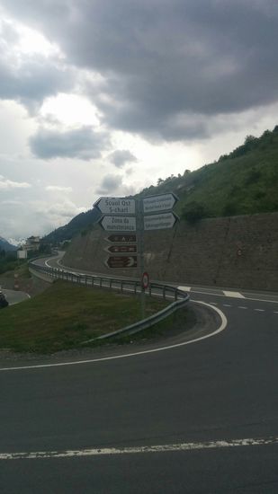 Blick nach links am selben Abzweig. Das befürchtete Gewitter blieb im guten Sinne nur ein gewittriger Regen auf mehrere km bis auf Höhe von Seraplana, wo ich die Regenkleidung wieder in die Packtasche verstauen konnte.