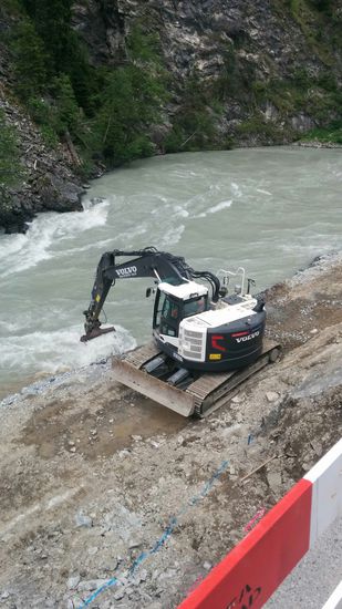 Inzwischen ist die Grenzstation von der Schweiz nach Österreich bei der Ortschaft Martina übertreten, aber da ab hier der Inn die Grenze bildet und die Bundesstraße in der Innschlucht auf Schweizer Gebiet verläuft, bin ich immer noch sozusagen "Eidgenosse". Auf dem Bild nimmt  der Bagger gerade Ausbesserungen von Hochwasserschäden vor.