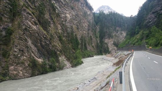 Wieder mal ein Blick zurück: In der Inn-Schlucht ist zwischen Inn und Bundesstraße leider kein Platz für einen Radweg.