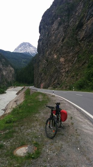 Irgendwie war ich froh, als ich diesen Felshang auf Schweizer Seite passiert hatte, ohne von einem Steinbrocken getroffen zu werden, da hier keine Fangvorrichtungen installiert waren.