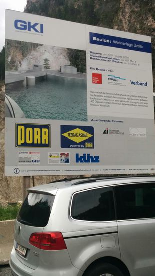 Nicht weit entfernt, die Bautafel für die gerade entstehende Wehranlage Ovella, von der dann in Zukunft Wasser abgezweigt und auf österreichischer Seite im Bergmassiv mittels eines 23 km langen Druckstollens zum Krafthaus in Prutz / Ried geleitet wird, um dort elektrischen Strom zu erzeugen.