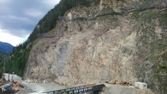 Der Felshang mit Steinschlagschutzzäunen in der oberen Hälfte.