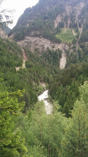Kurz nach der Wehranlagen-Baustelle verläuft die Bundesstraße etwas nach oben aus der Inn-Schlucht heraus und ich war froh, die während der Steigung befindliche Straßenschutz-Galerie trotz der deutlichen Radfahrer-Warnschilder für die Autos bald wieder verlassen zu haben - da ist halt immer ein bißchen beklommenes Gefühl dabei, auch wenn es in der Galerie genügend hell war, bei kaum vorhandenen Kraftverkehr.