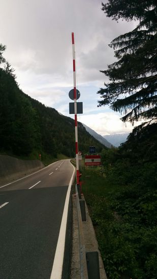 Die Grenzstation bei der Ortschaft Martina von der Schweiz nach Österreich ist ja schon ein Stück vor der Großbaustelle passiert, aber jetzt nicht mehr weit vor Pfunds/Tirol merkt man am Wechsel des Straßenbelags und natürlich vorrangig am Nationalschild, daß das geographische Österreich beginnt.