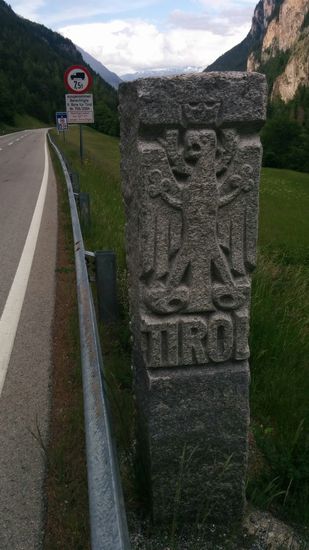 Und nur wenige Meter hinter dem Grenzübergang erscheint ein besonderes Urgestein, der Grenzstein des Bundeslandes Tirol.