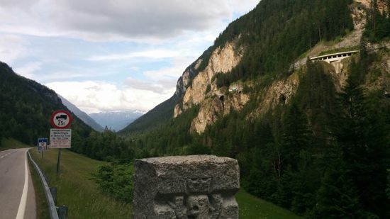 In der rechten oberen Bildhälfte ist eine Straßenschutz-Galerie der Bundesstraße ersichtlich, die aus Richtung Pfunds hoch zum Reschenpass führt.