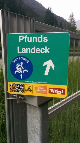 Kurz vor Pfunds geht es leicht schräg rechts weg von der Bundesstraße wieder auf einen Radweg, aber wenn ich den genauen Standort meiner vorgebuchten Pension auf der Handykarte im Voraus besser ermittelt hätte, wäre mir etwas Zeit erspart geblieben. Aber was ist schon eine knappe Viertelstunde nach einem langen Fahrtag, auch wenn ich ab diesem Hinweisschild nochmals (leichten) einsetzenden Nieselregen über mich ergehen lassen musste.