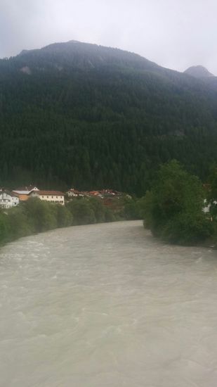 Auf der ersten Innbrücke ein Blick auf die Siedlung, in der dann meine Unterkunft gelegen sein sollte. Der eigentliche Ortskern war rechts gelegen.