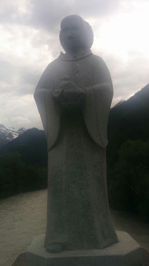Auf dieser zweiten Innbrücke befindet sich übrigens diese Statue des hl. Franz v. Assisi, dem Gründer des Ordens der Franziskaner.