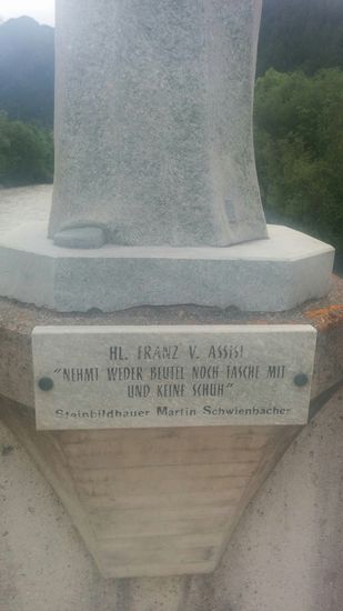 Auf dem Podest der Statue dann diese Inschrift, mit der ich mich als Fernradler allerdings ganz und gar nicht bis in keinster Weise identifizieren kann: "Nehmt weder Beutel noch Tasche mit und keine Schuh" 