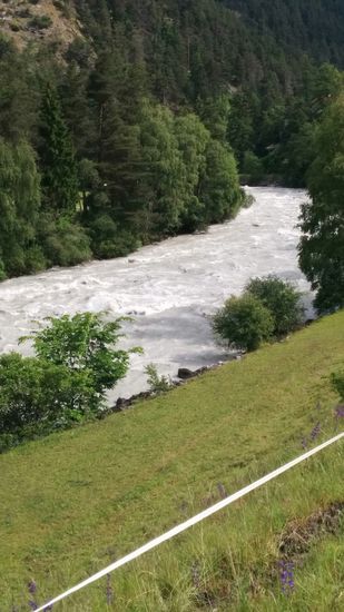 Nähe der Ortschaft Tösens tost der Inn als wilder Gebirgsfluß dahin.