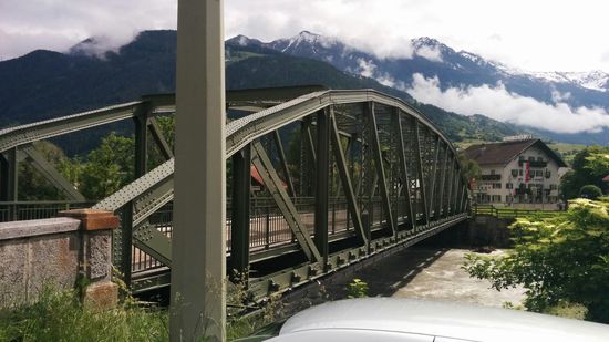 In Prutz wechselte der Radweg von der oberen Seite über die eiserne Brückenkonstruktion zu meinem Standpunkt und verlief dann links des Inns weiter in Richtung Landeck.
Ca. 2 km rechts von dieser Brücke endet übrigens bei Ried im Oberinntal der 23 km lange Stollen, der von der im Vortag beschriebenen Baustelle der Wehranlage Ovella zukünftig einen Teil des Inn-Wassers zum Antrieb der Turbinen im Krafthaus bei Ried leitet.