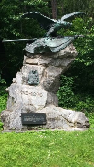 Geschichtlicher Einwurf:
An der Pontlatzbrücke ein Denkmal für die Freiheitskriege von 1703 und 1809 der Tiroler gegen die Bayern und Franzosen.