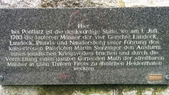 Inschrift am Fuße des Denkmals