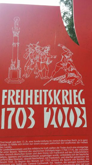 Auf der das Denkmal beschreibenden Tafel schlägt gerade ein Tiroler mit einem Gewehr auf einen auf der bayrischen Rautenfahne knienden Bayern ein. 
Aber wie heißt da ein Buchtitel und Motto zur Beziehung zwischen Bayern und Österreich:
Verbündet, verfeindet, verschwägert
Auf das Mittlere können wir getrost verzichten !