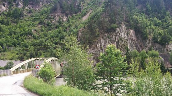 Auf jeden Fall bin ich anschließend unbeschadet von jeglichen Angriffen nicht nur über die im Bild befindliche ca. 12 km südlich von Landeck gelegene Pontlatzer Brücke, sondern auch weiterhin durch Österreich am Inn entlang friedlich gestimmt geradelt.