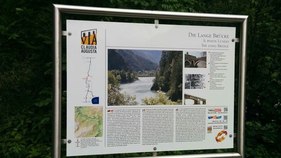 Infotafel über die Pontlatzer Brücke, auch "Die Lange Brücke" genannt.