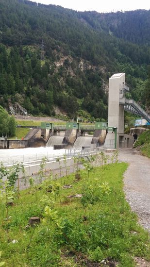 Über diese mächtige Wehranlage bei der Ortschaft Fliess ging's von links hinten über den Inn.